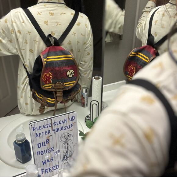 Harry Potter Unisex Hogwarts Alumni Gryffindor Backpack Red Gold Wizarding World - Picture 6 of 11